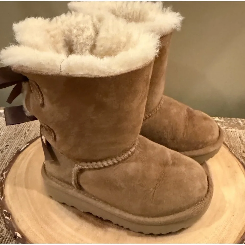 UGG Kids Bailey Bow Boots Chestnut Sheepskin Fur‎ Lined 1017394T SZ-8C
